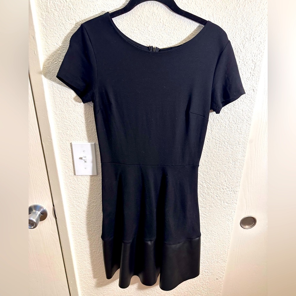 Rosie Harlow Elegant Black Short Sleeve Dress. Size Medium.